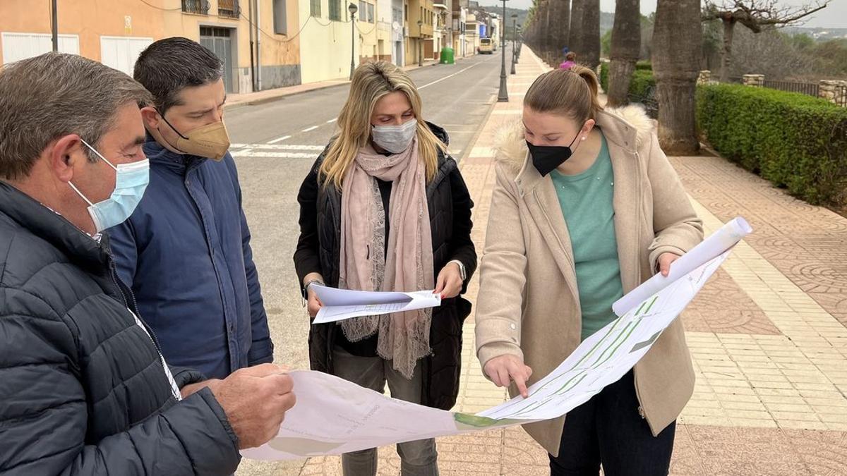 La alcaldesa de Vall d'Alba, Marta Barrachina, revisa la distribución de la Fira con sus concejales.