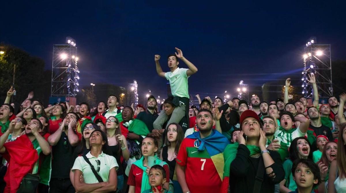 rpaniagua34603755 portugal s supporters react as they watch on a giant screen 160709211300