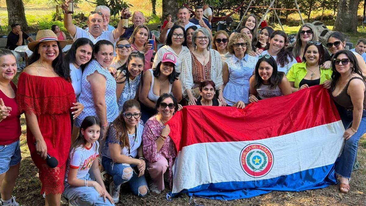 Participantes en la celebración de la comunidad paraguaya.