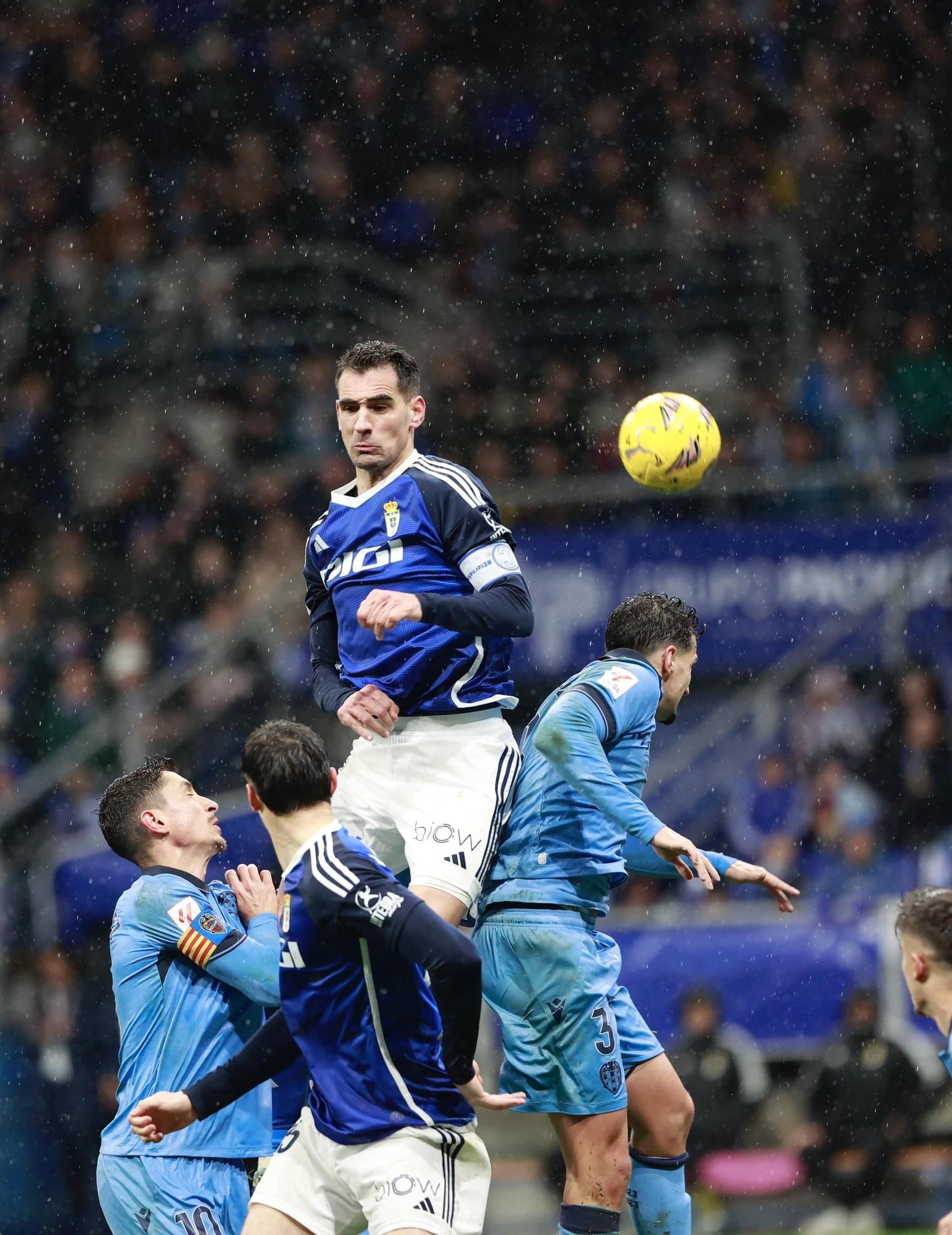 EN IMÁGENES: Ambiente y partido de un Real Oviedo-Levante pasado por agua