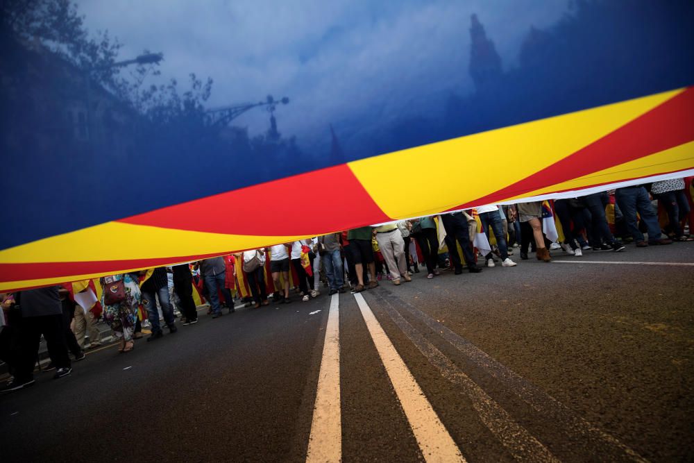 Miles de personas han participado en una marcha en Barcelona en defensa de la unidad de España.