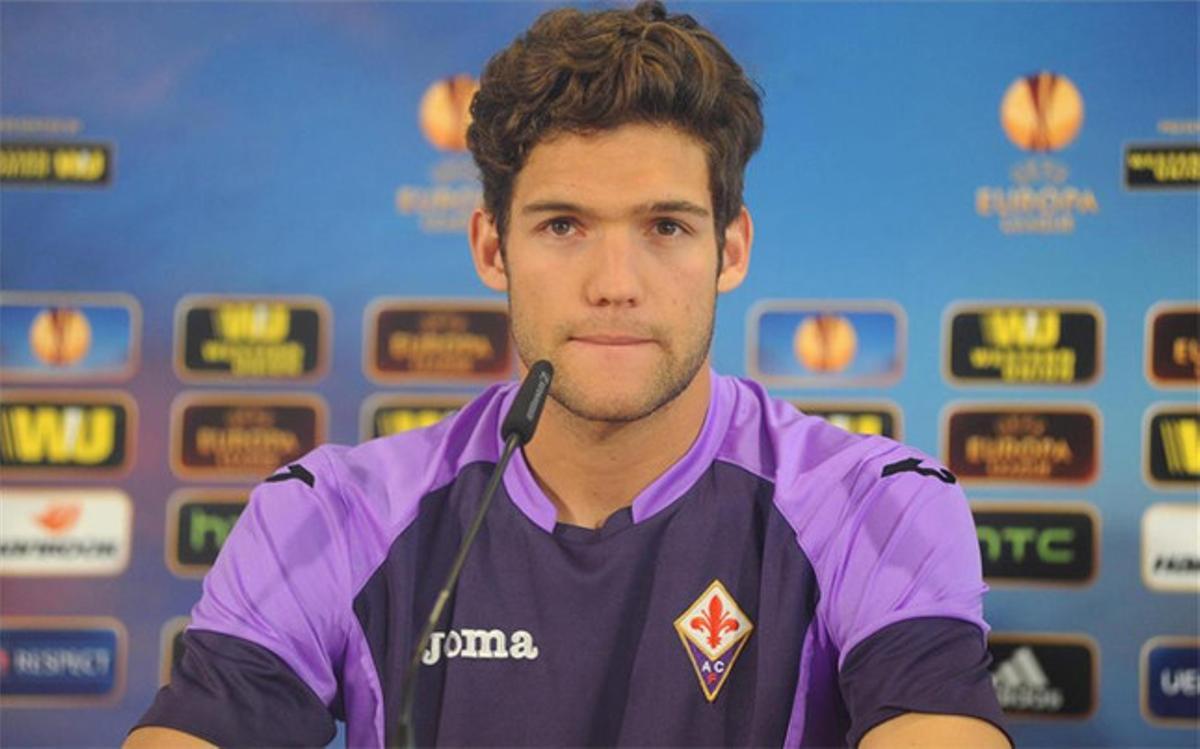 Marcos Alonso, seguido de cerca por el Barça