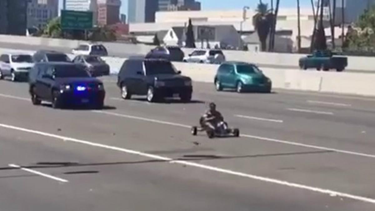 Un 'Kart' circula por una autopista de Oakland