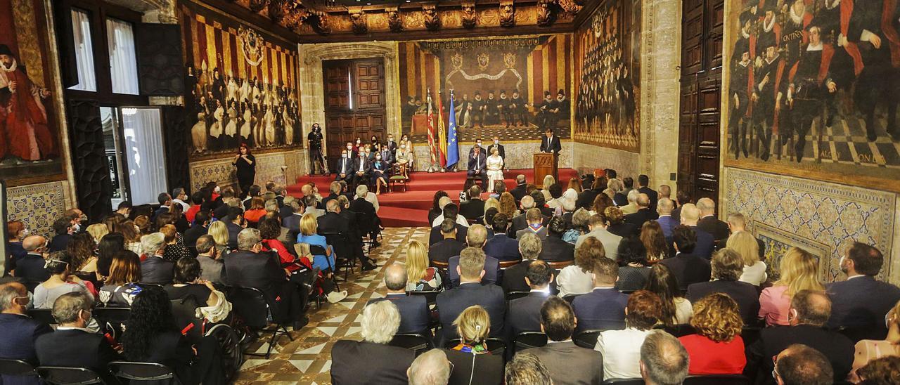 Ximo Puig, durante su 
discurso institucional en 
el Saló de Corts, lleno de 
nuevo por el Día de los 
valencianos.  eduardo ripoll | EDUARDO RIPOLL