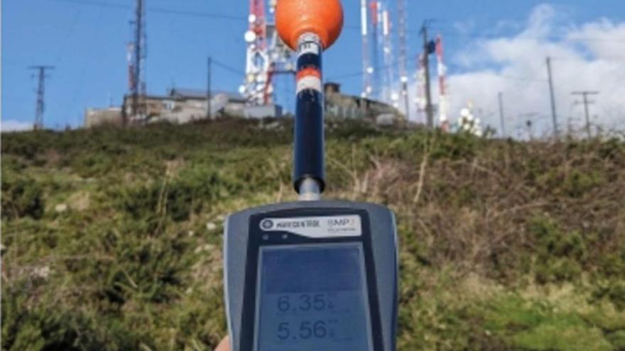 Uno de los medidores recoge datos ante las antenas de Monte Faro..   | // S.Á.