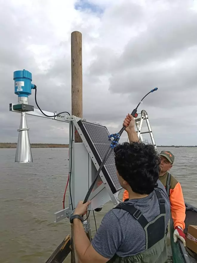 El Hondo instala equipos para controlar en tiempo real la situación del parque natural y anticiparse a los riesgos