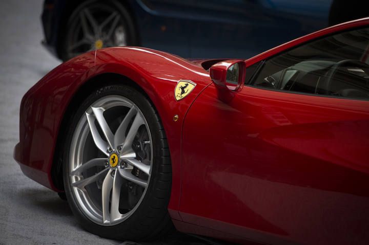 La escudería Ferrari, controlada por el grupo Fiat Chrysler Automobiles, ha debutado hoy en Wall Street con un precio de salida de 52 dólares y en los primeros minutos de cotizaciones sus acciones se disparaban un 15 % hasta 60 dólares.