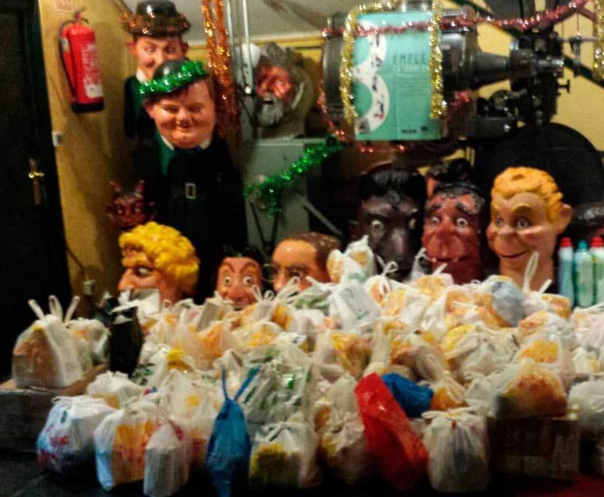 Las bolsas recaudadas, ayer, en el concierto del Prendes.
