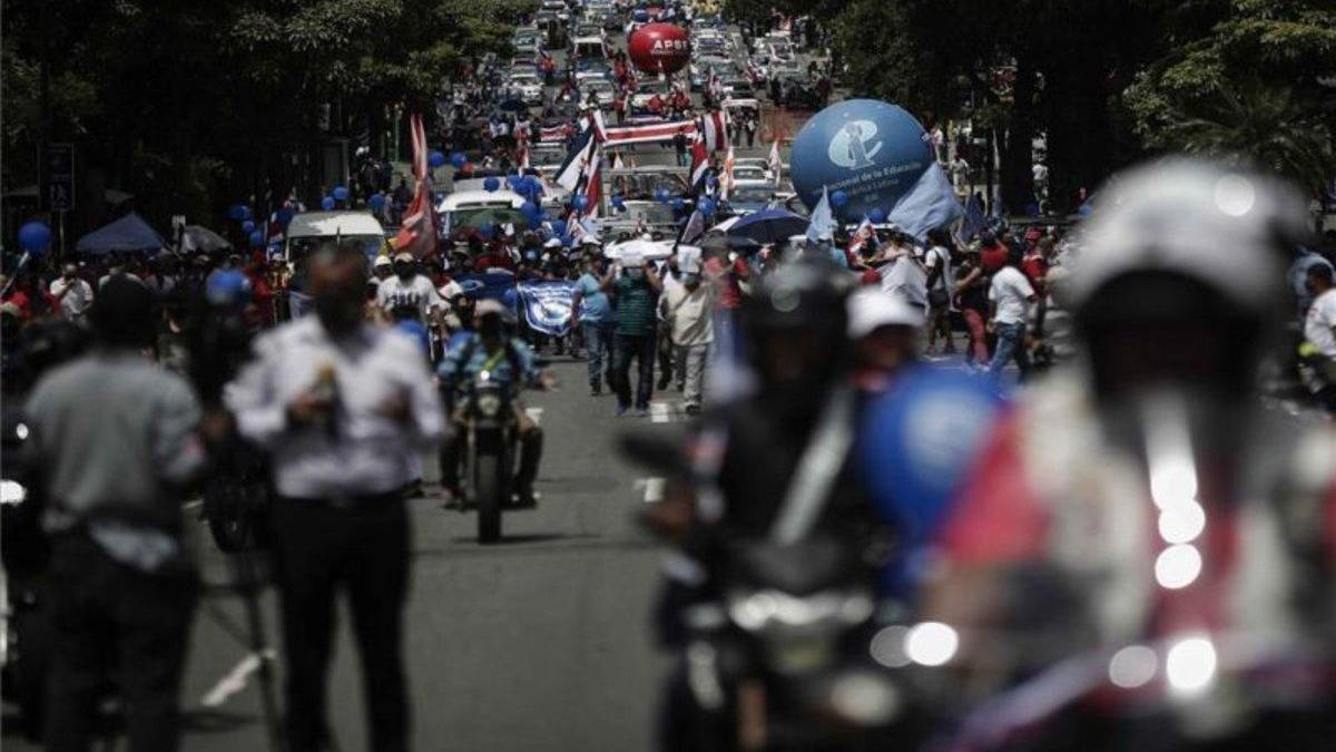 La Policía en Costa Rica usa gases para desalojar bloqueos carreteros