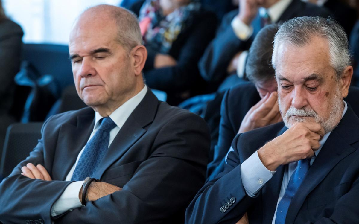 Los expresidentes andaluces Manuel Chaves y José Antonio Griñán, en la sala de la Audiencia de Sevilla.
