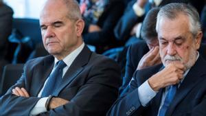 Archivo - Los expresidentes andaluces Manuel Chaves (i) y José Antonio Griñán (d), en el juicio de los ERE
