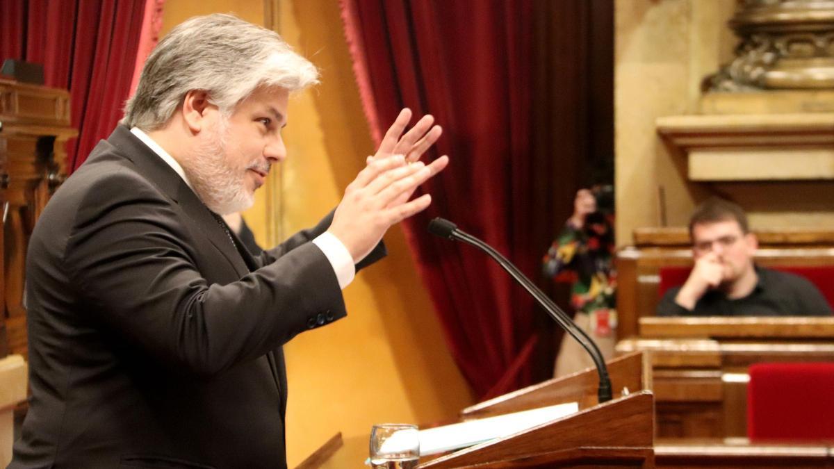 El president de Junts al Parlament, Albert Batet, es dirigeix al president Aragonès en el debat de pressupostos
