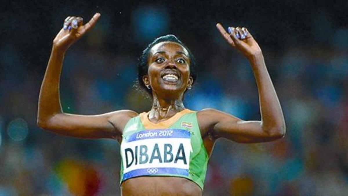 Dibaba celebra la victoria en 10.000 metros en los JJOO de Londres.