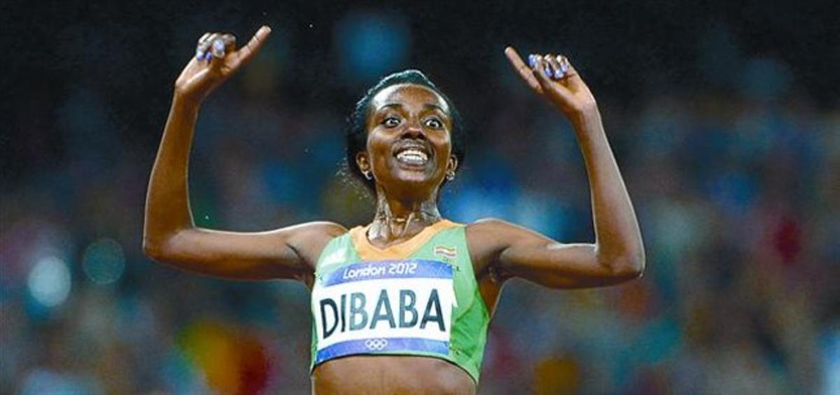 Dibaba celebra la victòria en 10.000 metres als Jocs de Londres.