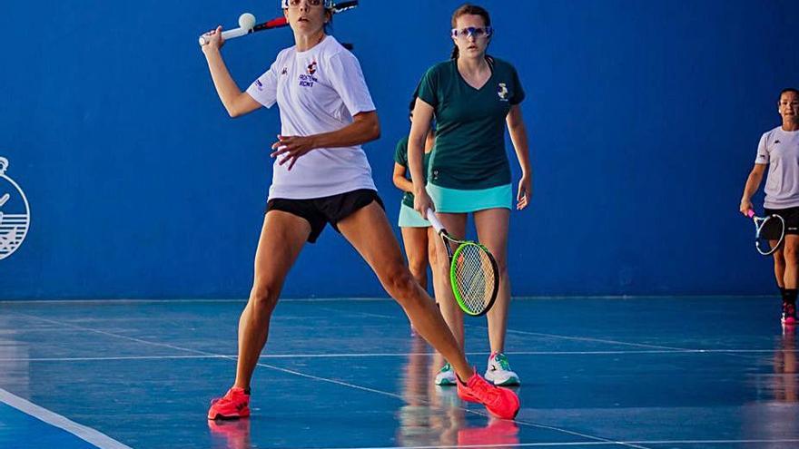 Una acción de la final femenina entre los dos equipos del RC Náutico. | | E.D.