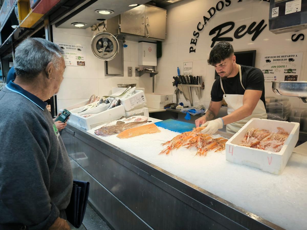 Vuelta a la normalidad en las pescaderías del Mercado de Atarazanas tras el apagón.