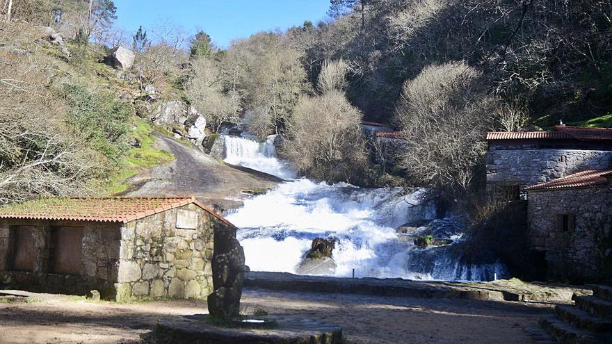 Arriba, estado que mostraba la cascada y los molinos de Barosa, ayer; a la izquierda, uno de los elementos en mal estado. | // RAFA VÁZQUEZ