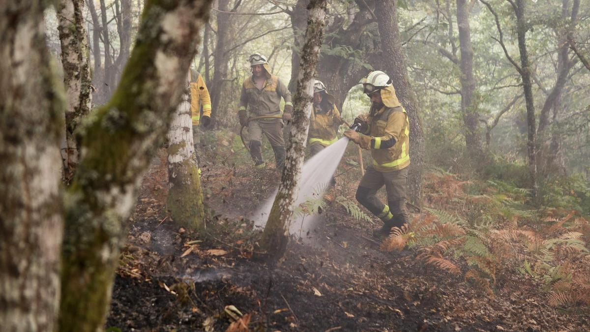 INCENDIOS GALICIA El incendio en Pantón sigue estabilizado y el de ...
