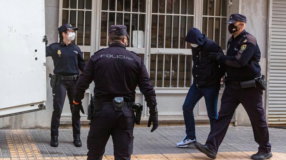 La Policía Nacional de Benidorm traslada a uno de los detenidos en la operación por una trama rusa de blanqueo.