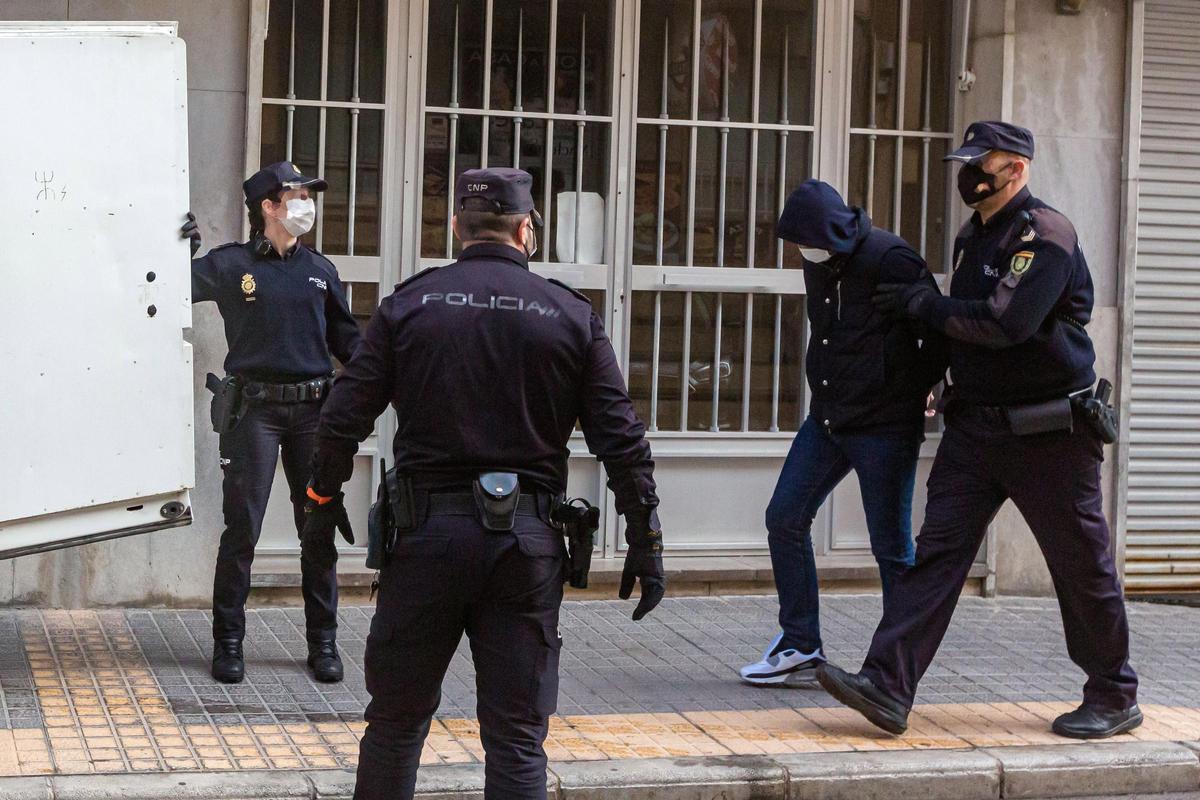 La Policía Nacional de Benidorm traslada a uno de los detenidos en la operación por una trama rusa de blanqueo.