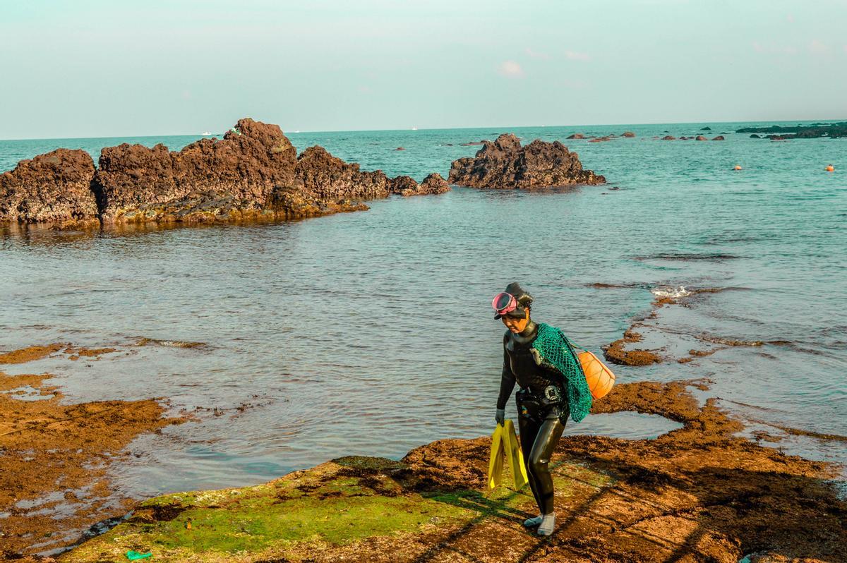 Las haenyeo son buceadoras tradicionales de la isla de Jeju y su nombre significa literalmente "mujeres del mar"