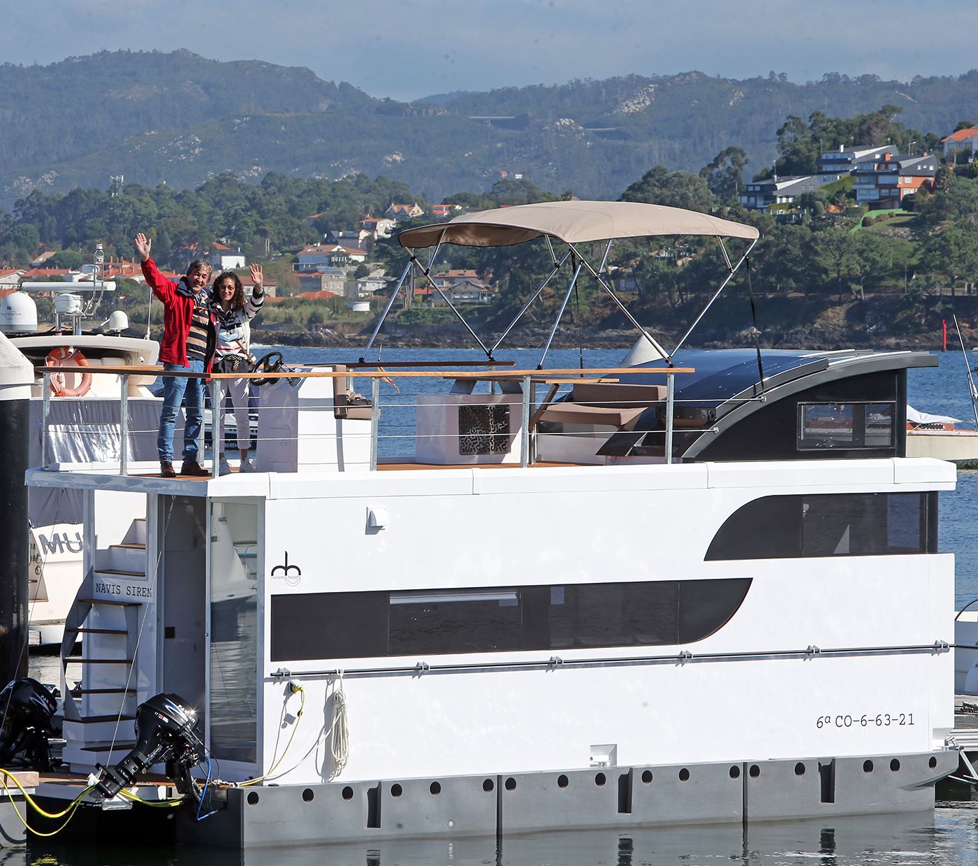 Adrián Álvarez y Raquel Vence, impulsores del negocio, en el barco en el puerto de Baiona.jpg (1).jpg