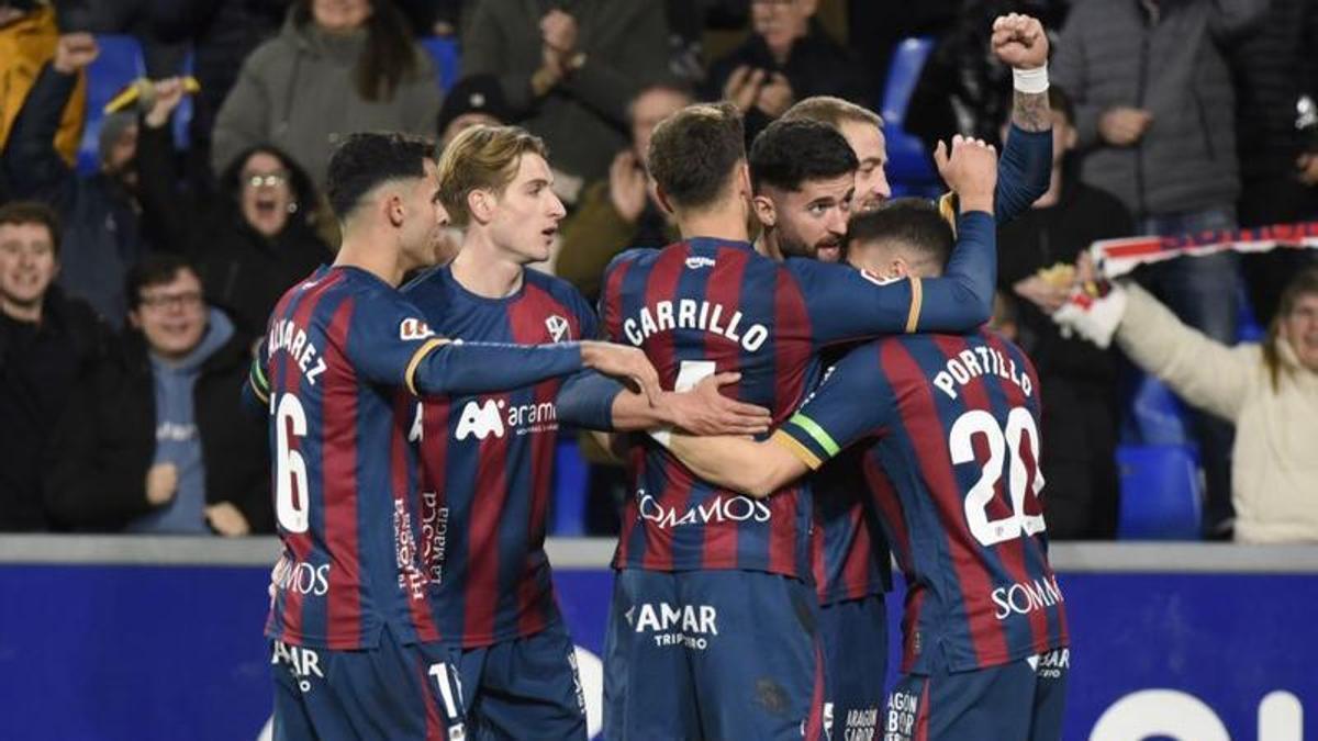 Los jugadores del Huesca celebran el gol de Escobar