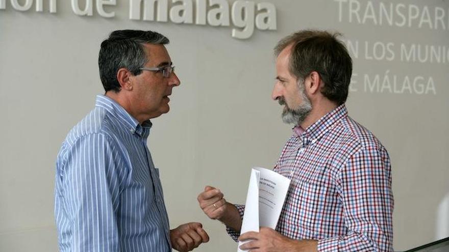 El vicepresidente de la Diputación, Francisco Salado charla con el portavoz de Ciudadanos en la institución provincial, Gonzalo Sichar.