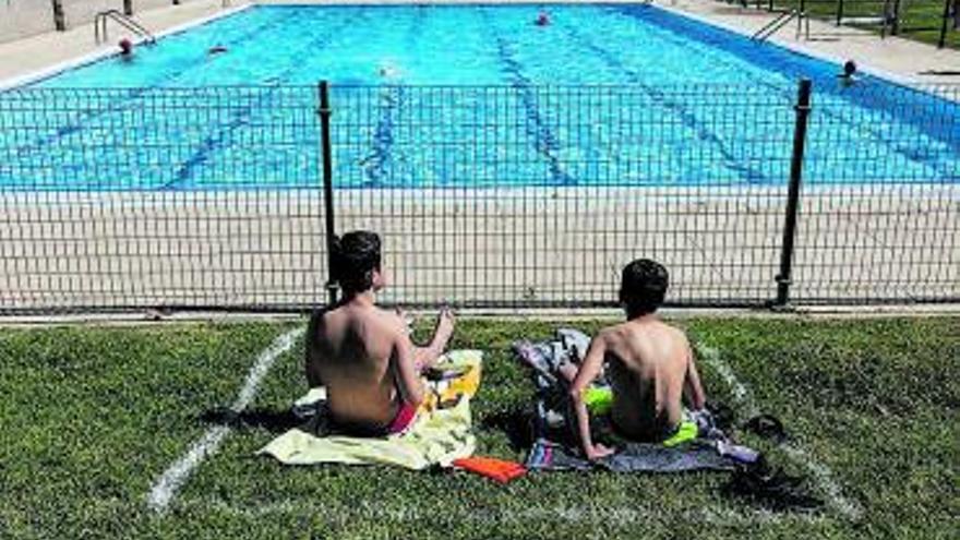 Dos jóvenes en la piscina, el verano pasado. | Nico Rodríguez