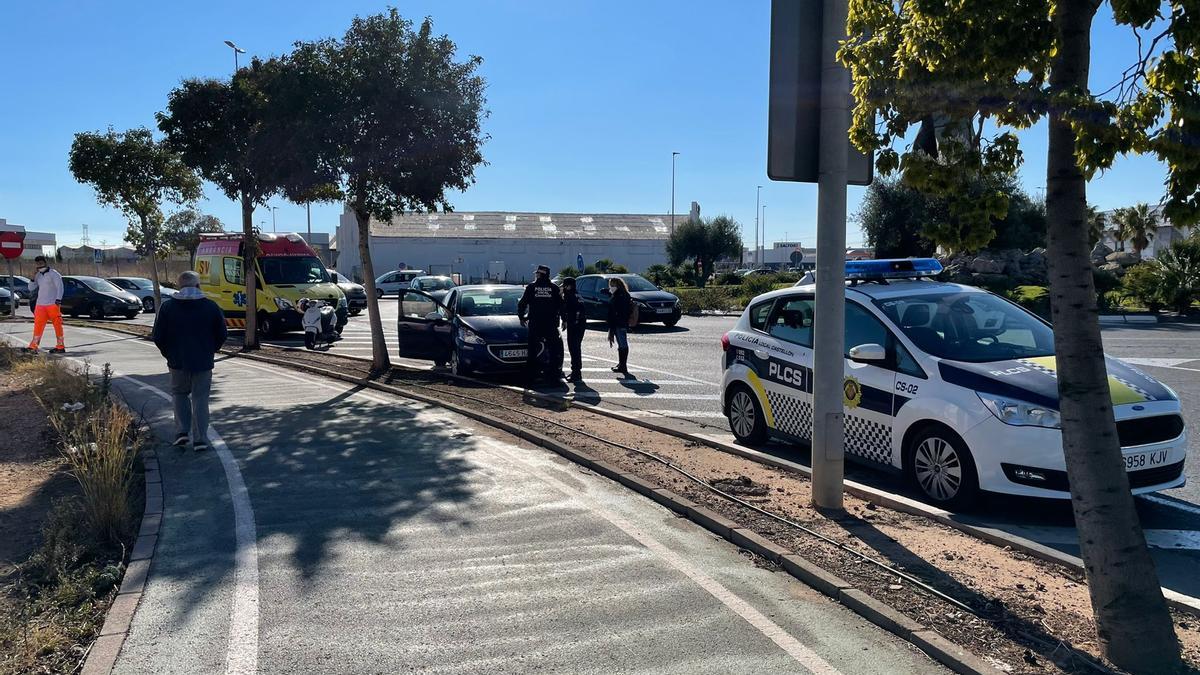 Imagen de este mismo viernes con el coche y la moto protagonistas del accidente en la rotonda de las manos.