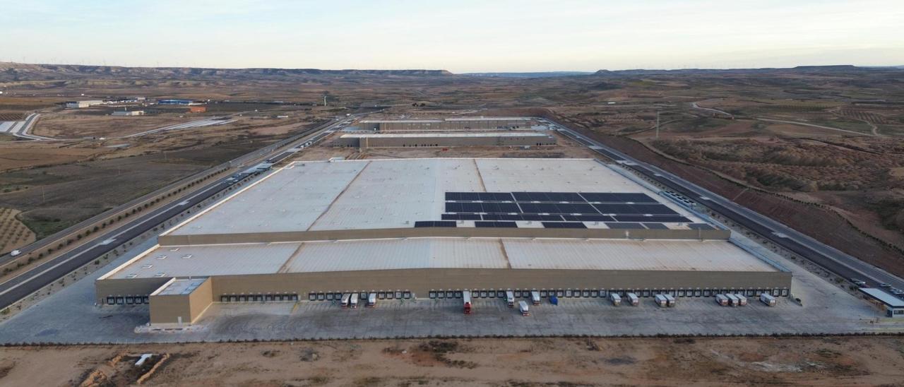 En primer término, el gran almacén logístico del complejo agroalimentario de bonÀrea y, tras él, la nave de líquidos y la de frutos secos.