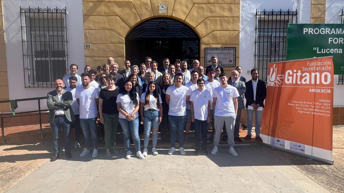 Representantes de entidades participantes, personal formador y alumnos, a las puertas de la sede de la escuela taller.