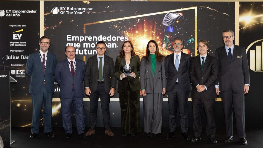 Carmen Lence, en el centro, ganadora del Premio Emprendedor del Año 2025 en Galicia