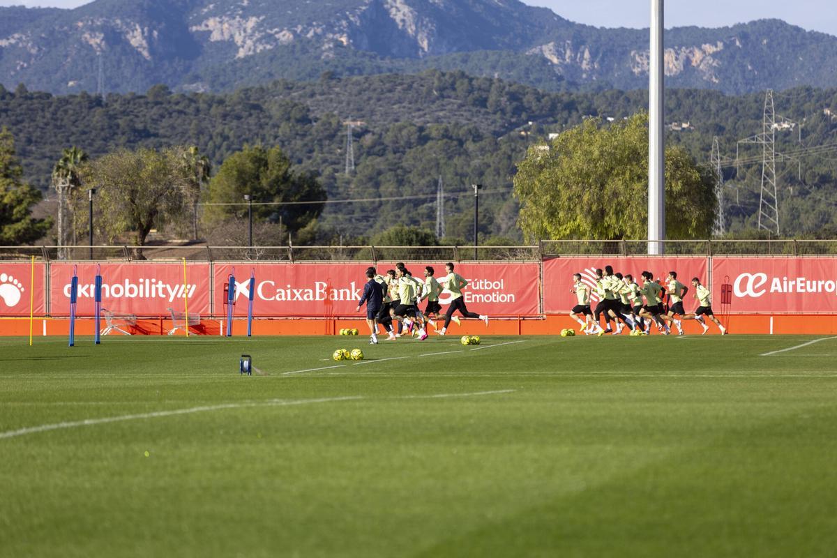 El Mallorca ha regresado este lunes a los entrenamientos tras las vacaciones de Navidad, sesión que se ha realizado en Son Bibiloni