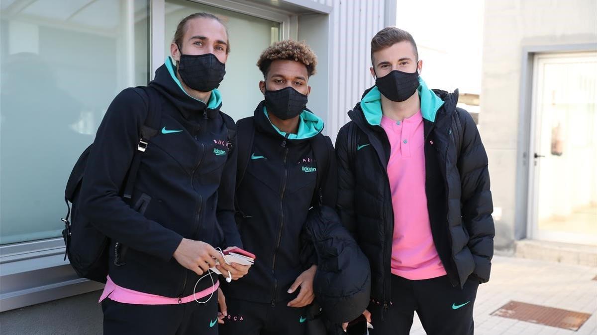 Mingueza, Konrad de la Fuente e Iñaki Peña, camino de Kiev, con el primer equipo del Barça.