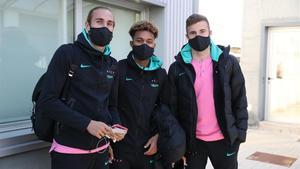 Mingueza, Konrad de la Fuente e Iñaki Peña, camino de Kiev, con el primer equipo del Barça.