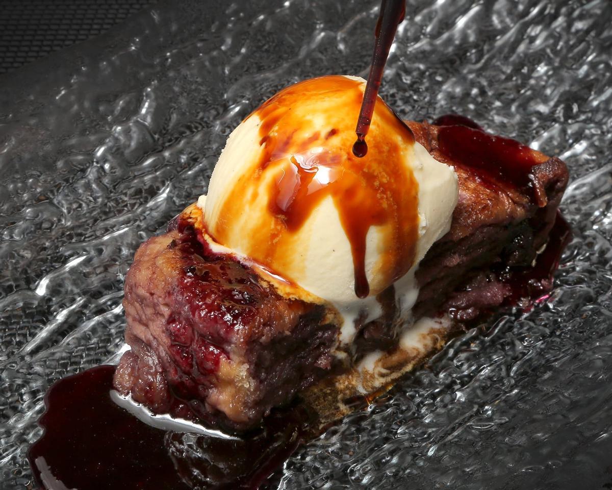 Amontillado consolida su gastronomía con una Roca de bacalao con tártara y salsa Mery.