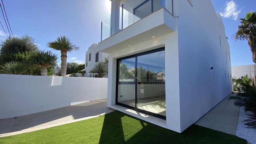 A la venta  por menos de 1 millón de euros una casa de diseño con piscina privada en Santa Eulària