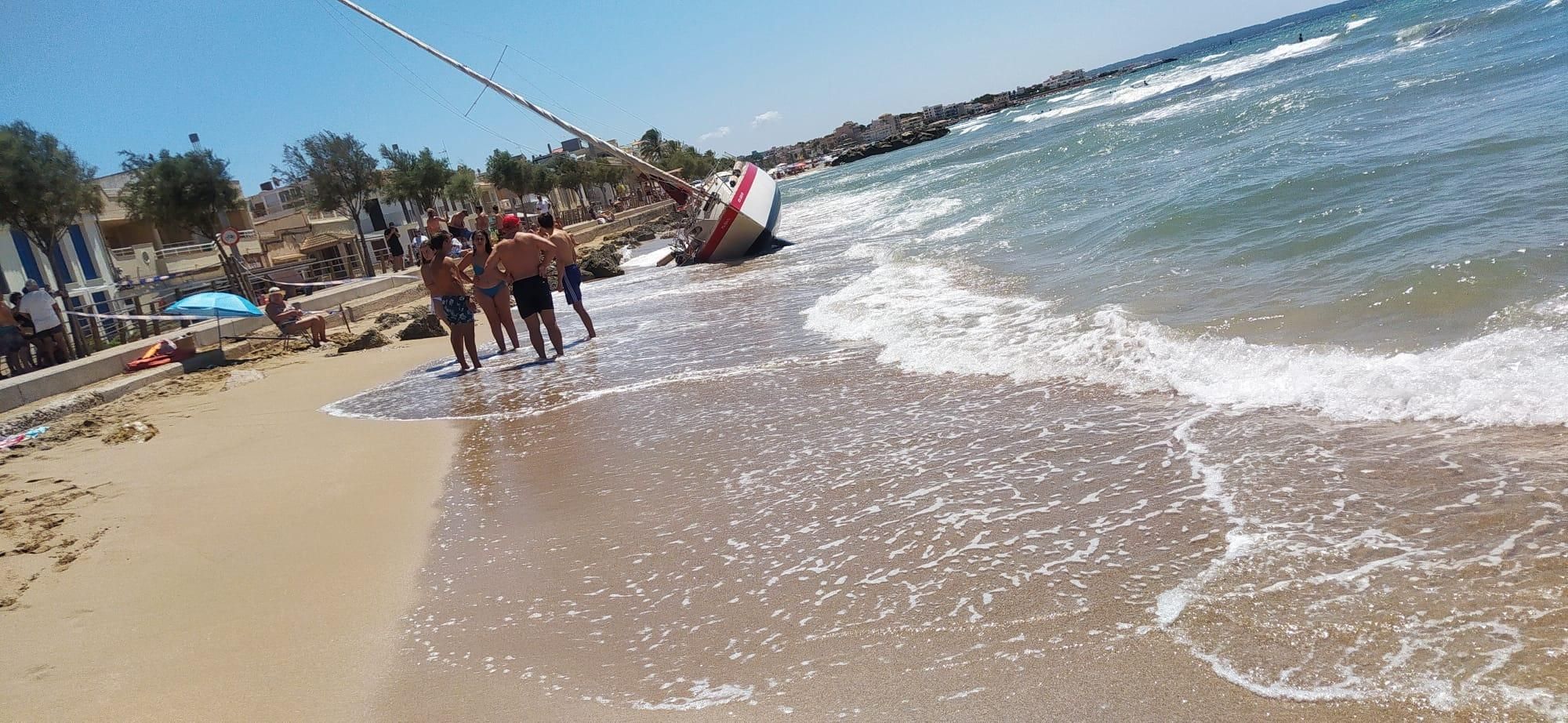 Un velero encalla en el Molinar tras sufrir una avería en el motor