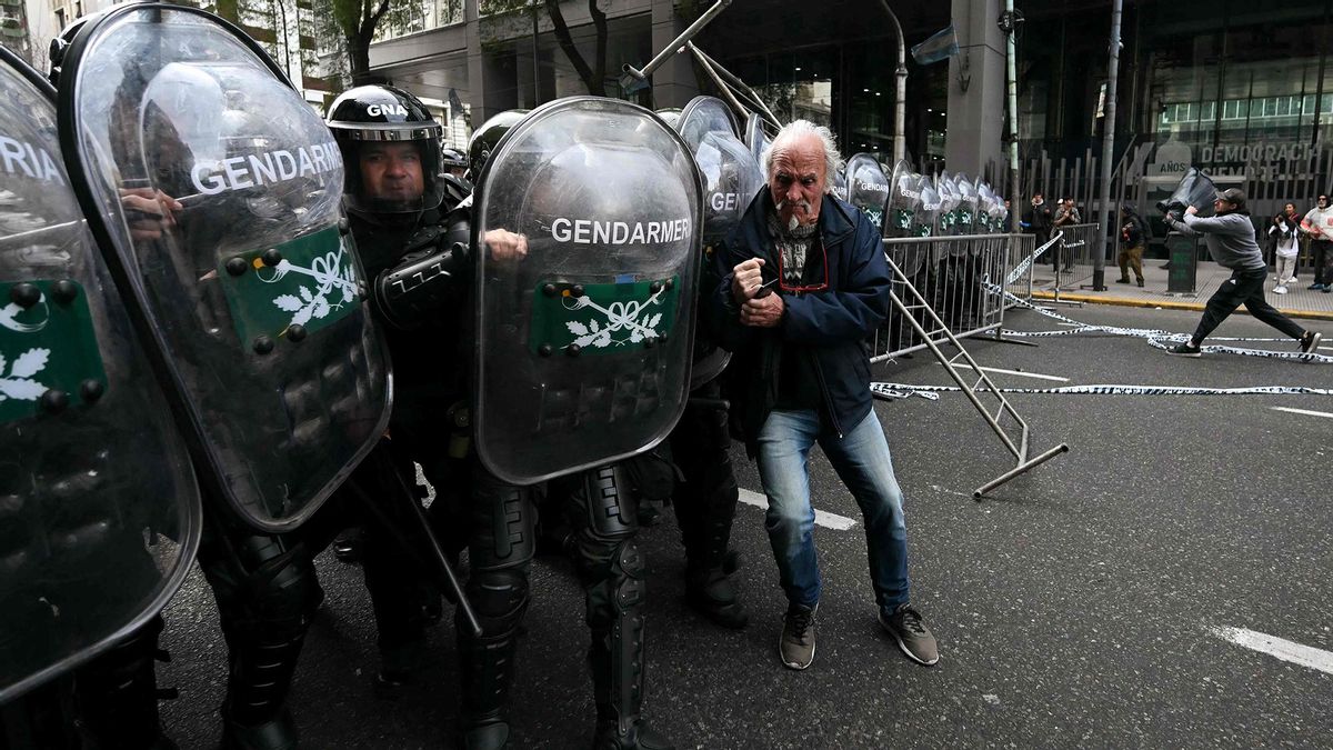 Un anciano se enfrenta a la policía antidisturbios durante una protesta frente al Congreso Nacional en Buenos Aires el 11/09/2024. Piden revertir el veto del presidente Javier Milei a una ley para aumentar las jubilaciones