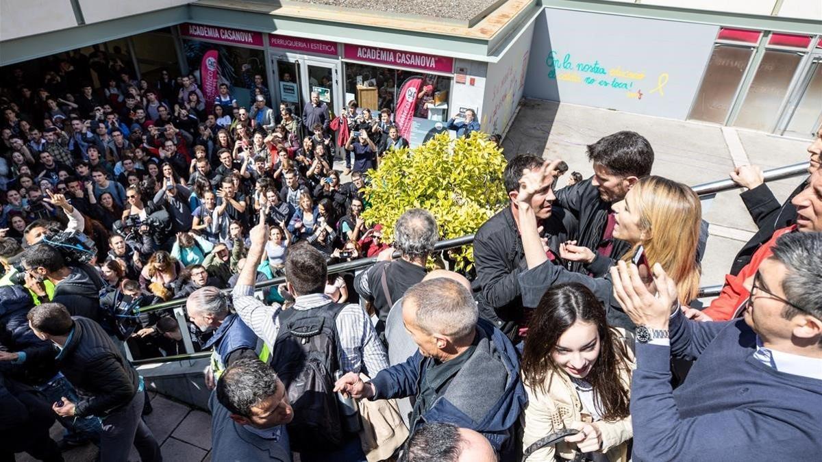 Una imagen de los incidentes en la UAB, este jueves, durante el intento de boicot a un acto en el que participó Cayetana Álvarez de Toledo.