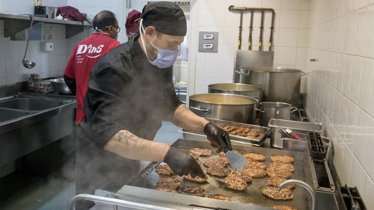 Miguel, en los fogones del servicio de comidas de la FiT