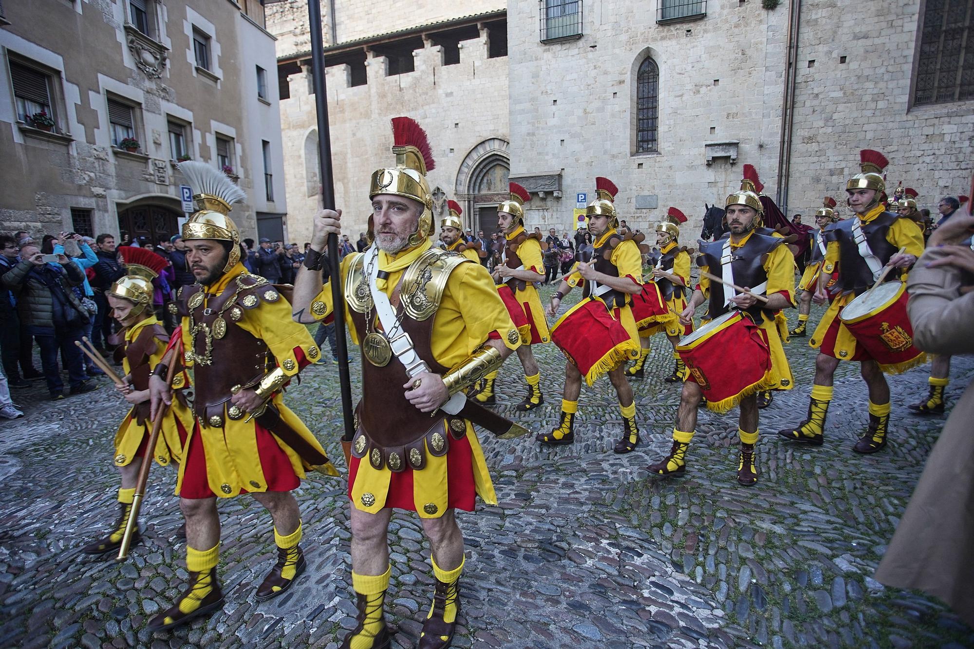 Els Manaies de Girona lliuren el penó a Narcís Reixach enmig de l’emoció de la normalitat