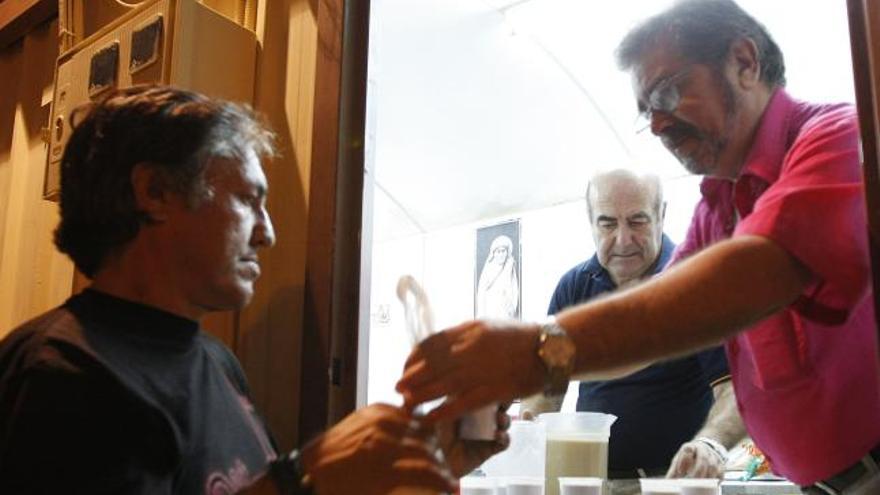 Para cubrir los gastos de la asociación se llevan a cabo festivales con los que subvencionan, entre otros, los vasos para el café o la gasolina para la furgoneta que utilizan.