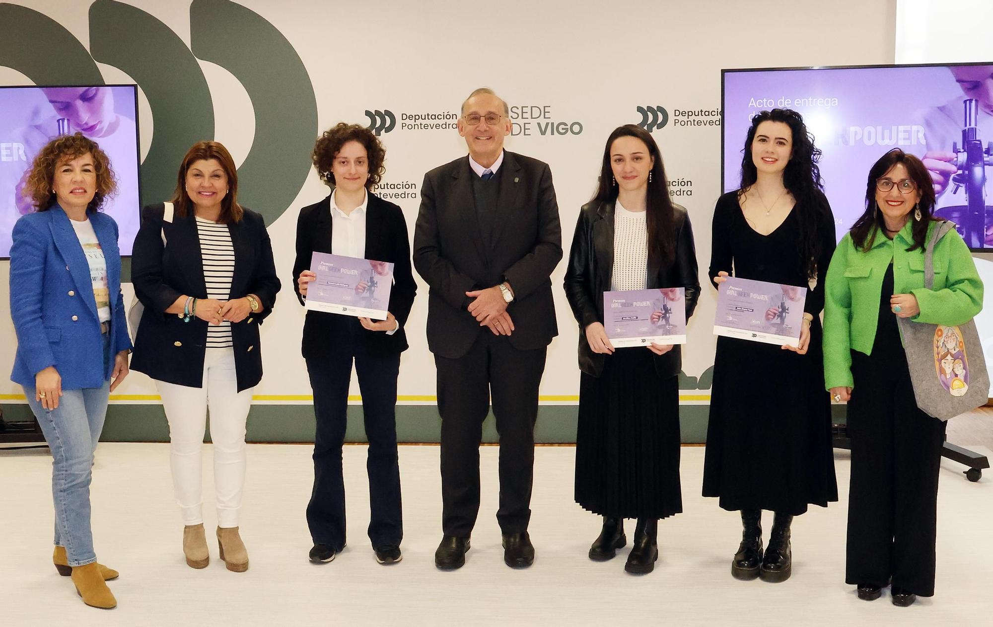 Lucía Muradas, Sandra Bastos, Verónica Laíño, Manuel Reigosa, Iria Ollero, Antía Álvarez y Águeda Gómez, ayer, en la sede de la Diputación