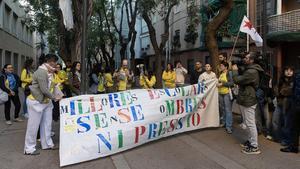 Concentración del colectivo Assemblea Docent Sabadell frente a la Escola Joan Sallarès i Pla de Sabadell contra el plan piloto de la Generalitat que prevé la presencia de Mossos d’Esquadra de paisano en 14 institutos de Catalunya.