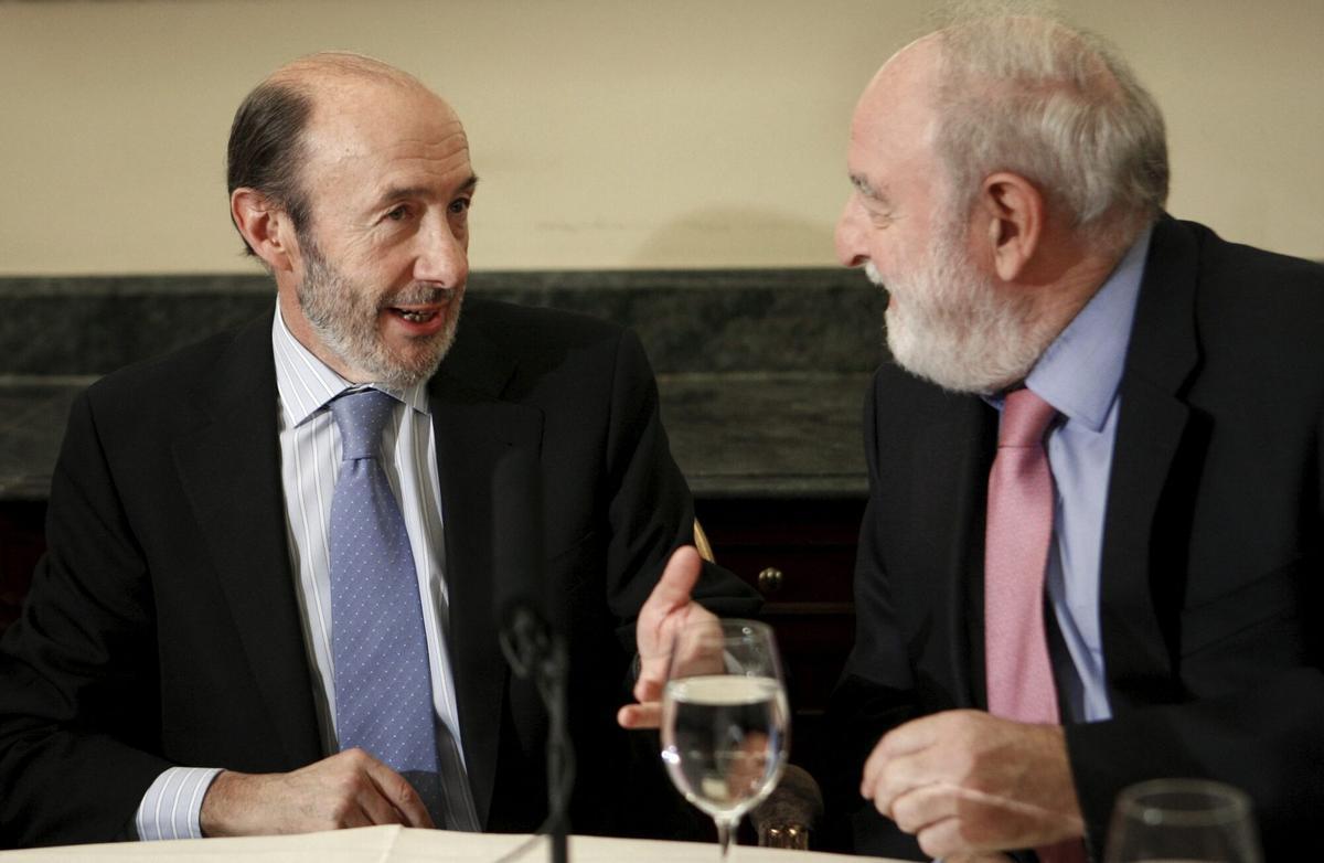 Rubalcaba charla con el asturiano Diego Carcedo durante la VIII Jornada de periodismo, organizada por la Asociación de Periodistas Europeos.MD35. MADRID, 11/11/2010.- El vicepresidente primero del Gobierno y ministro del Interior, Alfredo Pérez Rubalcaba, conversa con el periodista Diego Carcedo durante la clausura de la VIII Jornada de Periodismo cuyo lema es "¿Cómo se financia la Información?", organizada por la Asociación de Periodistas Europeos y Coca-Cola, que ha tenido lugar hoy en Madrid. EFE/Juan M. Espinosa ESPAÑA-PERIODISMO-JORNADA