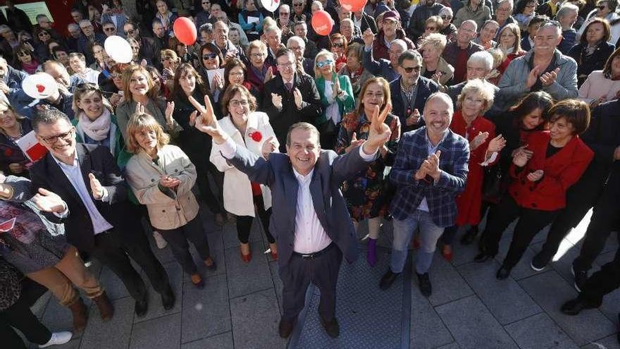 Abel Caballero, con Carmela Silva y David Regades, ayer, en el cierre de campaña en Vigo. // Ricardo Grobas