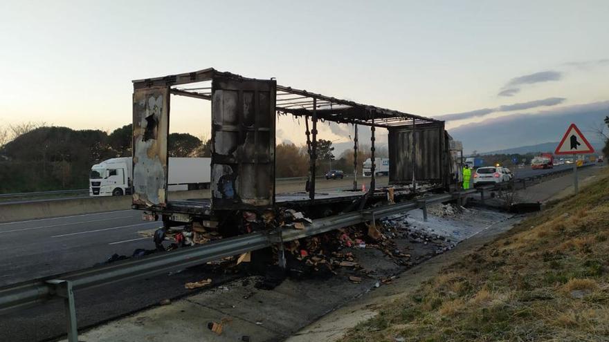 El camió incendiat al voral de l&#039;AP-7 a Sant Gregori