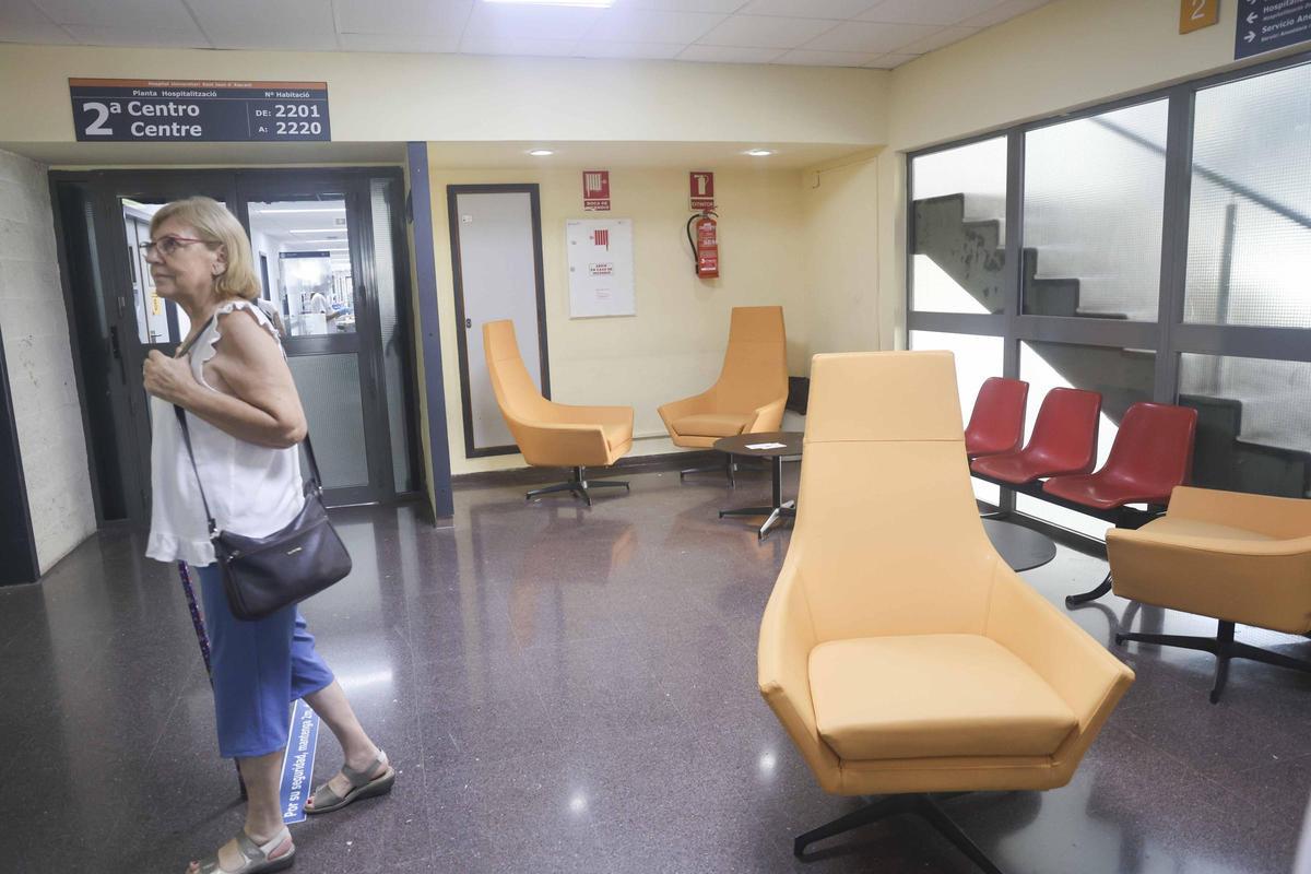 El hospital de San Juan incorpora nuevo mobiliario para "humanizar" las salas de espera